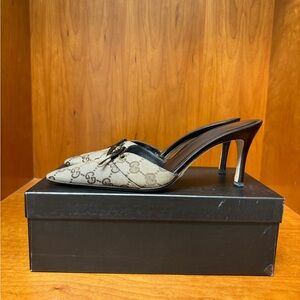 Gucci monogram pointed toe lace up heel (size 7.5)
